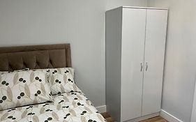 Jj Serviced Apartment - Close To Tube Station & Near Central London & Wembley