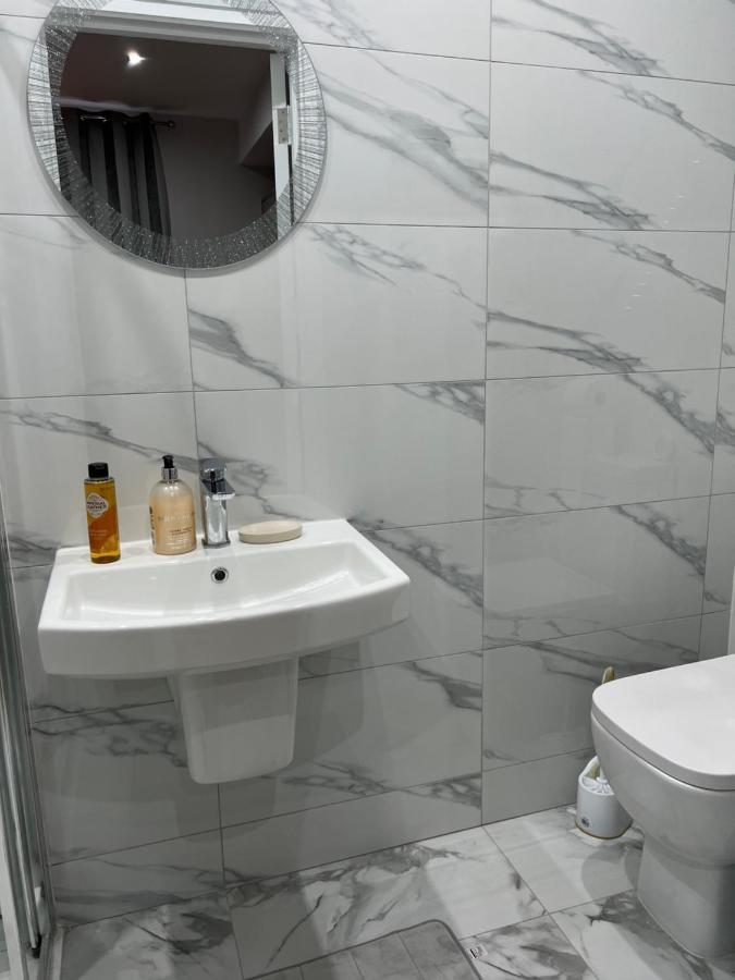 Jj Serviced Apartment - Close To Tube Station & Near Central London & Wembley Northolt  Buitenkant foto